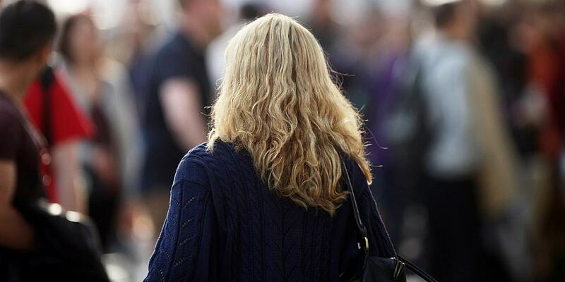 Blonde Frau mit Locken (Archiv) - Foto: über dts Nachrichtenagentur