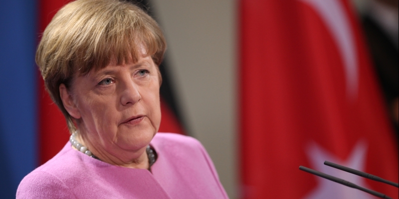 Angela Merkel vor einer Flagge der TÃ¼rkei - Foto: über dts Nachrichtenagentur
