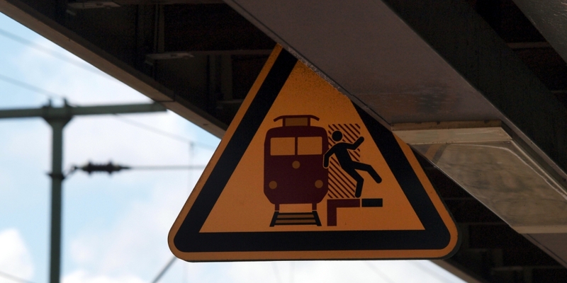 Warnschild am Bahnhof - Foto: über dts Nachrichtenagentur