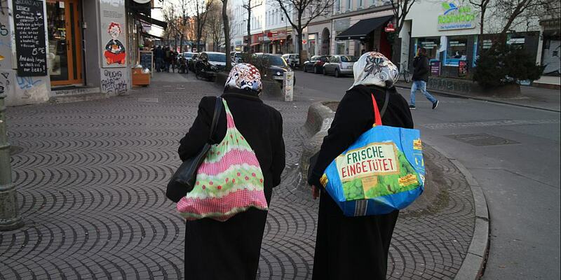 Zwei Frauen mit Kopftuch in Berlin-Kreuzberg (Archiv) - Foto: über dts Nachrichtenagentur