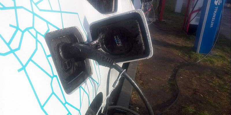 Elektroauto an einer Strom-Tankstelle (Archiv) - Foto: über dts Nachrichtenagentur