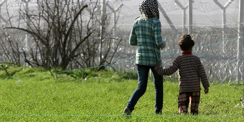 Flüchtlinge vor einem Grenzzaun (Archiv) - Foto: über dts Nachrichtenagentur