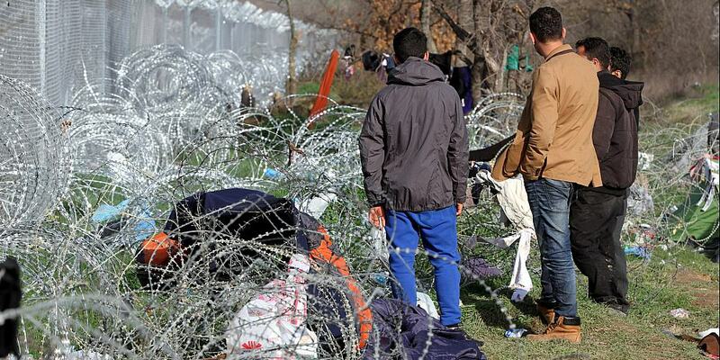Flüchtlinge auf der Balkanroute vor einem Grenzzaun (Archiv) - Foto: über dts Nachrichtenagentur