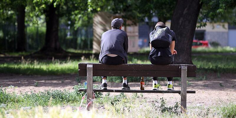 Jugendliche auf einer Parkbank mit Bier (Archiv) - Foto: über dts Nachrichtenagentur