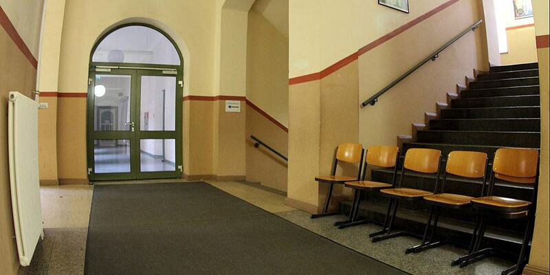 Stühle im Flur einer Schule (Archiv) - Foto: über dts Nachrichtenagentur