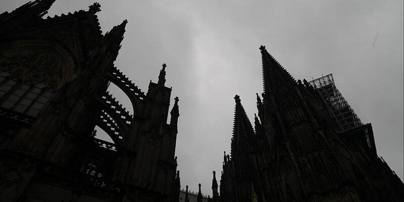 Kölner Dom dunkel unter grauen Wolken (Archiv) - Foto: über dts Nachrichtenagentur