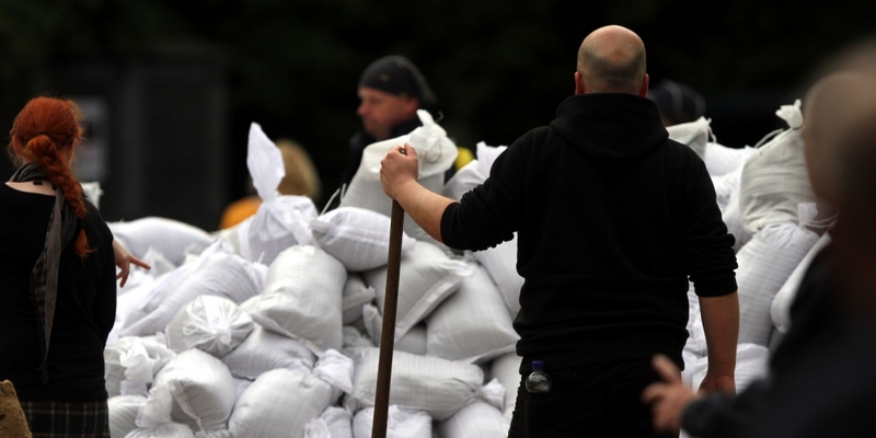 Hochwasser-Helfer beim Befüllen von Sandsäcken - Foto: über dts Nachrichtenagentur