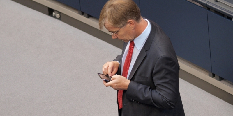 Dietmar Bartsch bei der Nutzung eines Handys - Foto: über dts Nachrichtenagentur