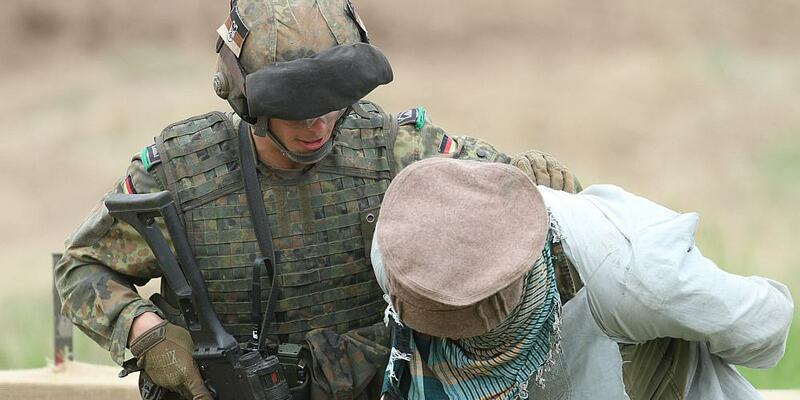 Soldat übt Festnahme (Archiv) - Foto: über dts Nachrichtenagentur