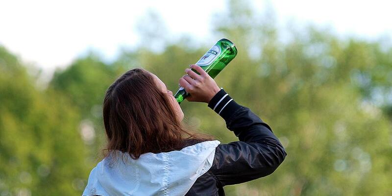 Biertrinkende Frau (Archiv) - Foto: über dts Nachrichtenagentur