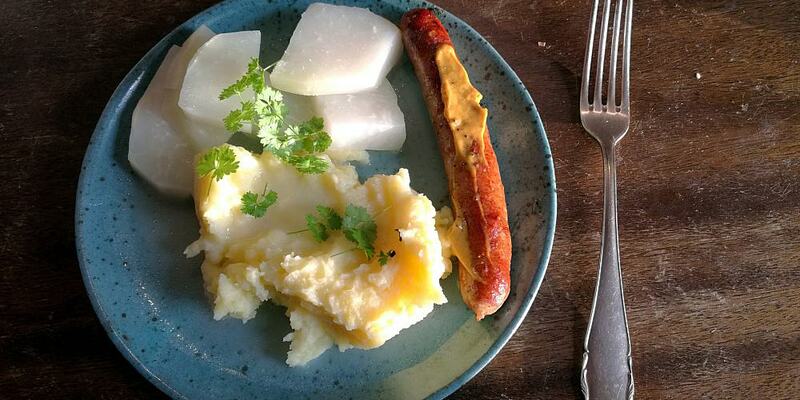 Bratwurst mit Kartoffelbrei und Kohlrabi (Archiv) - Foto: über dts Nachrichtenagentur
