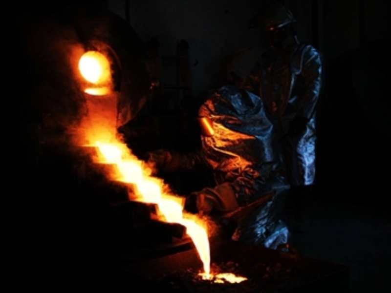 Goldbarrenguss - Foto: Monument Mining Ltd.