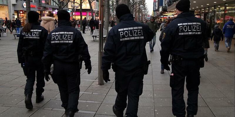 Polizei in einer Fußgängerzone - Foto: über dts Nachrichtenagentur