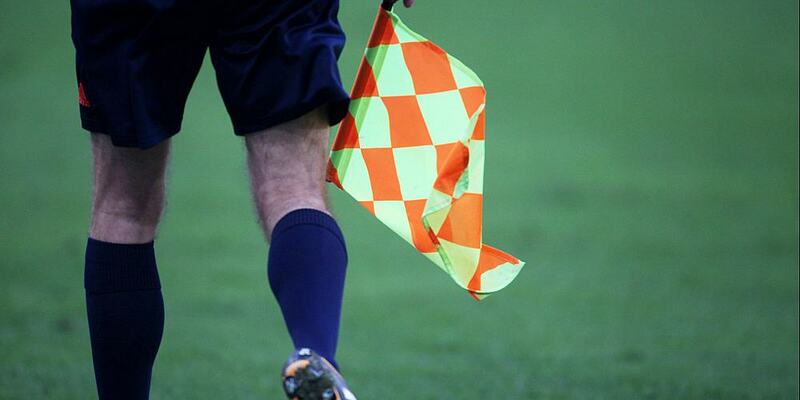 Linienrichter beim Fußball mit Fahne - Foto: über dts Nachrichtenagentur