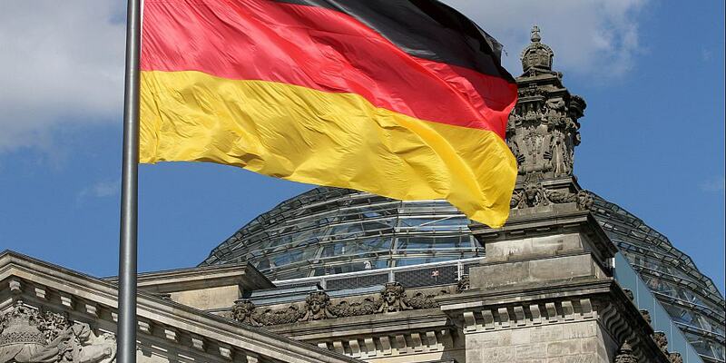 Deutschlandfahne über dem Reichstagsgebäude (Archiv) - Foto: über dts Nachrichtenagentur