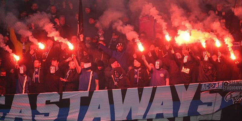 HSV-Fans mit Pyrotechnik (Archiv) - Foto: über dts Nachrichtenagentur