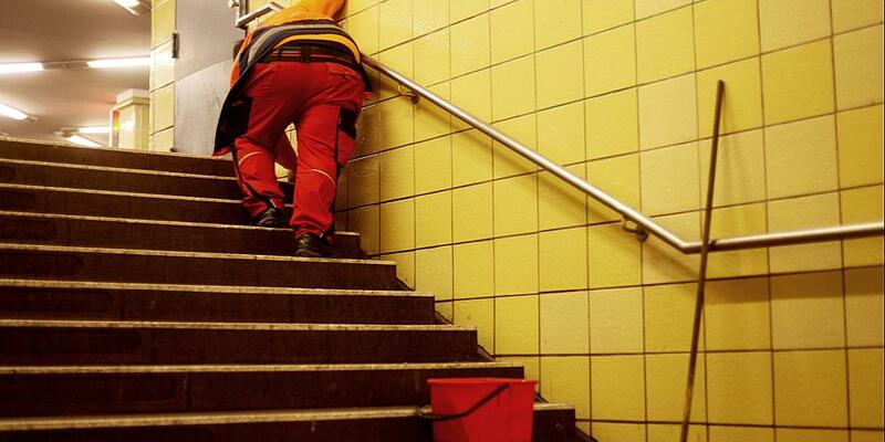 Reinigungskraft in einer U-Bahn-Station (Archiv) - Foto: über dts Nachrichtenagentur