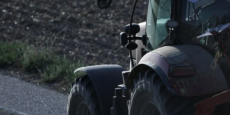 Bauer auf Traktor (Archiv) - Foto: über dts Nachrichtenagentur