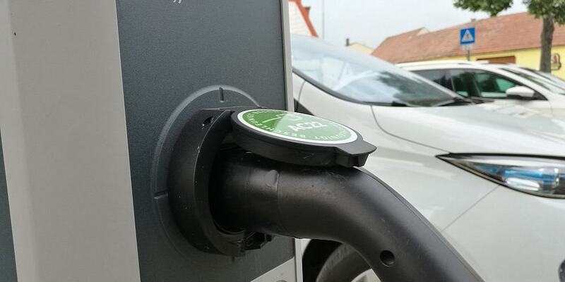 Stromtankstelle für E-Auto (Archiv) - Foto: über dts Nachrichtenagentur