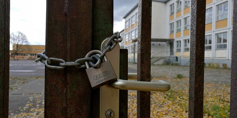 Abgeschlossenes Schultor - Foto: über dts Nachrichtenagentur