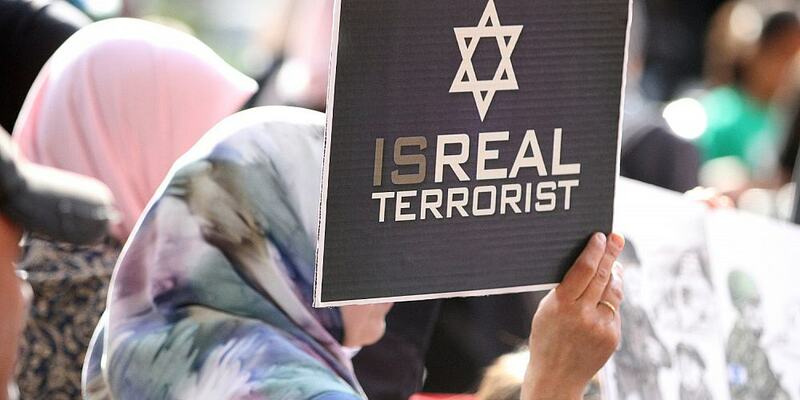Demonstrantin mit Isreal Terrorist-Plakat - Foto: über dts Nachrichtenagentur