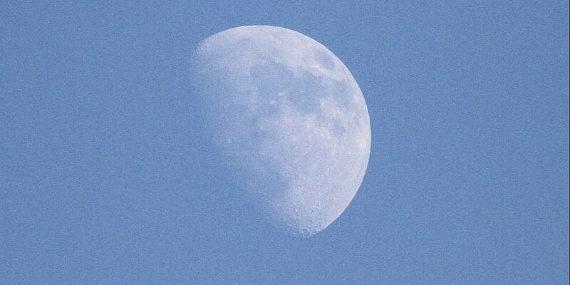 Mond (Archiv) - Foto: Mond bei Tageslicht, blauer Himmel, über dts Nachrichtenagentur