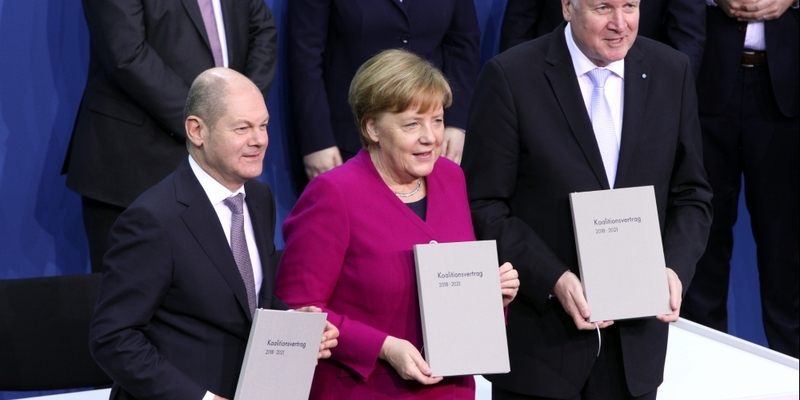 Scholz, Merkel und Seehofer mit Koalitionsvertrag 2018-2021 - Foto: über dts Nachrichtenagentur