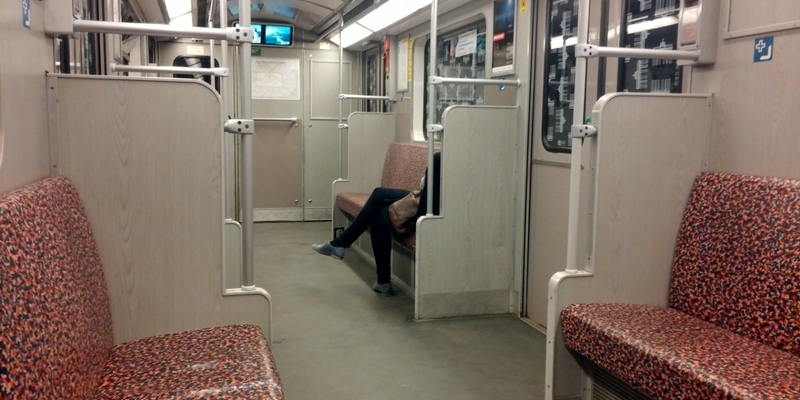 Frau sitzt alleine in U-Bahn - Foto: über dts Nachrichtenagentur