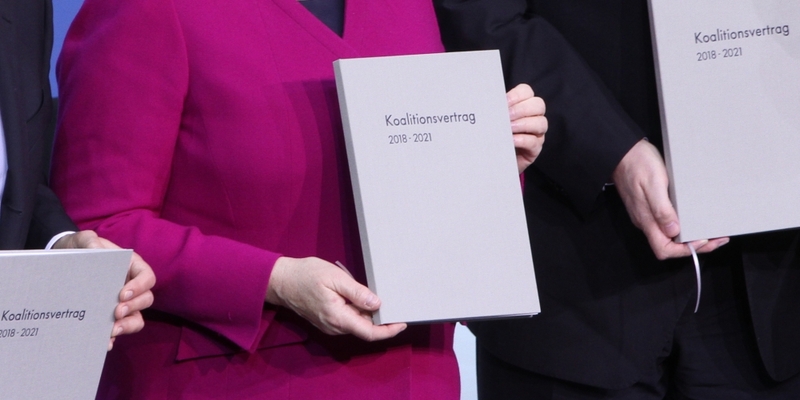 Scholz, Merkel und Seehofer mit Koalitionsvertrag 2018-2021 - Foto: über dts Nachrichtenagentur