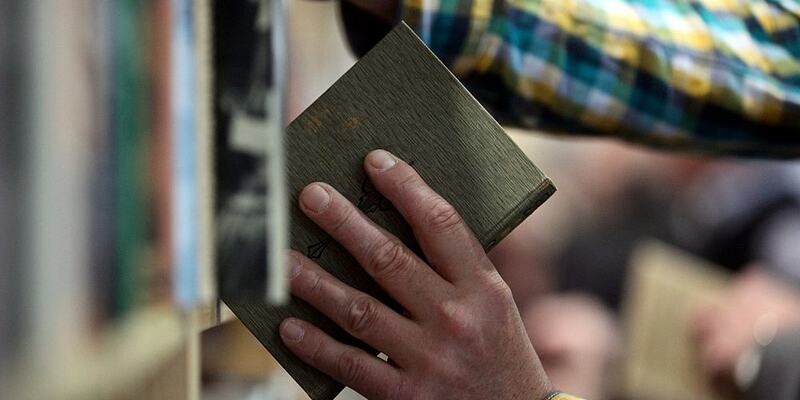 Leser mit Büchern (Archiv) - Foto: über dts Nachrichtenagentur