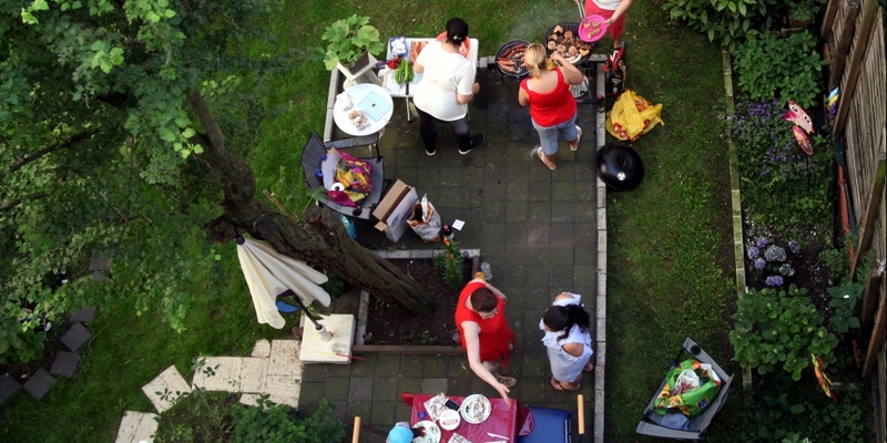 Nachbarn grillen im Hinterhof - Foto: über dts Nachrichtenagentur