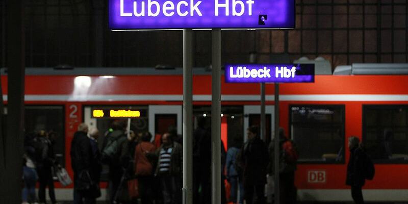 Passagiere im Lübeck Hbf (Archiv) - Foto: über dts Nachrichtenagentur