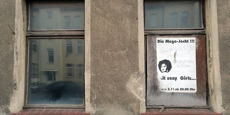 Plakate an leerstehendem Haus in Köthen (Anhalt) (Archiv) - Foto: über dts Nachrichtenagentur