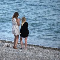 Zwei junge Frauen am Strand - Foto: über dts Nachrichtenagentur