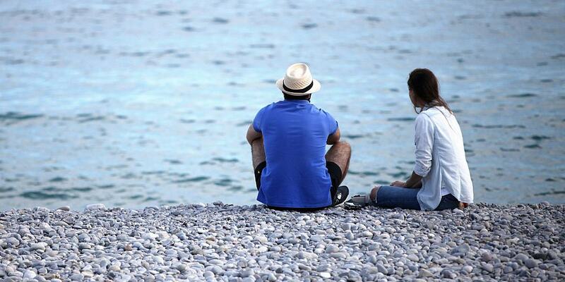 Mann und Frau sitzen am Strand - Foto: über dts Nachrichtenagentur