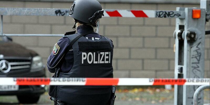 Polizistin hinter Absperrband - Foto: über dts Nachrichtenagentur