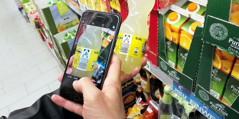 Kunde mit Smartphone im Supermarkt (Archiv) - Foto: über dts Nachrichtenagentur