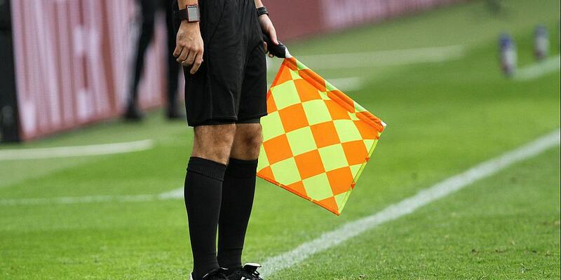 Linienrichter beim Fußball mit Fahne (Archiv) - Foto: über dts Nachrichtenagentur