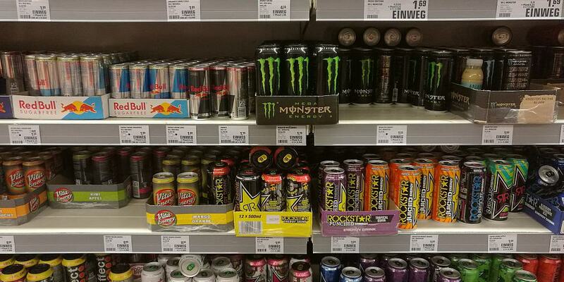 Energydrinks im Supermarktregal (Archiv) - Foto: über dts Nachrichtenagentur