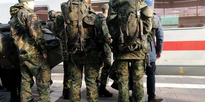 Bundeswehrsoldaten fahren Bahn (Archiv) - Foto: über dts Nachrichtenagentur
