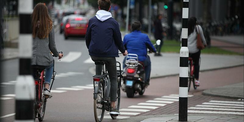 Fahrradfahrer und Rollerfahrer (Archiv) - Foto: über dts Nachrichtenagentur