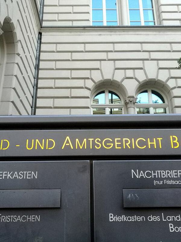 NRWJustizminister Benjamin Limbach (Grüne) zeigt sich vor einem