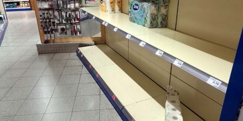 Fast ausverkauftes Toilettenpapier im Supermarkt - Foto: über dts Nachrichtenagentur