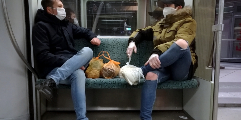 Zwei Männer mit Atemschutzmaske in Berliner S-Bahn - Foto: über dts Nachrichtenagentur