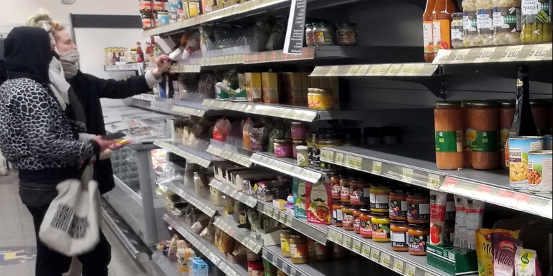 Zwei Kundinnen mit provisorischem Mundschutz - Foto: über dts Nachrichtenagentur