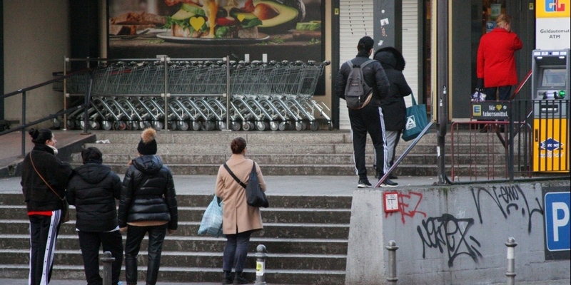 Schlange stehen vor Supermarkt - Foto: über dts Nachrichtenagentur