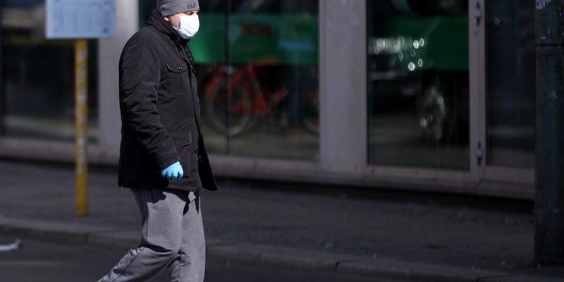 Mann mit Atemschutzmaske - Foto: über dts Nachrichtenagentur