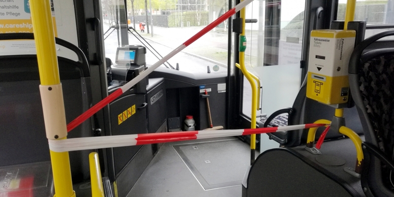 Abstandsmarkierung im Bus - Foto: über dts Nachrichtenagentur