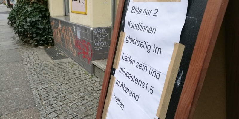 Abstandshinweis vor einem Laden - Foto: über dts Nachrichtenagentur
