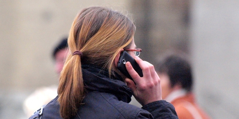 Frau mit Telefon - Foto: über dts Nachrichtenagentur